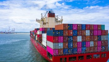 Containers op zee, geld op het water
